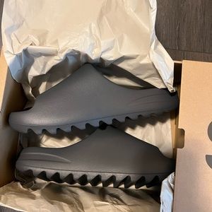 YEEZY SLIDES SLATE GREY